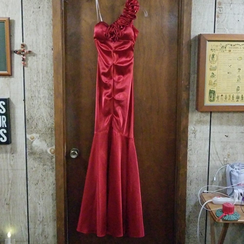 Long Red prom dress